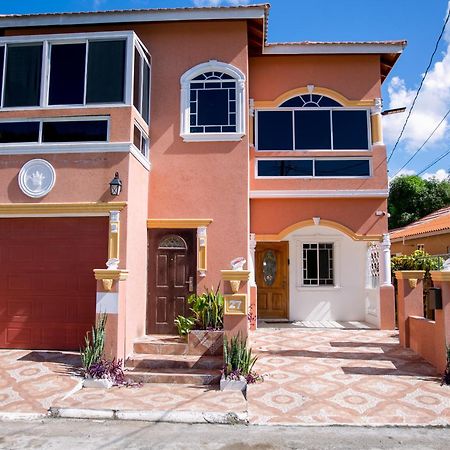 Royal Vybez Vacation Homes Spanish Town Eksteriør billede